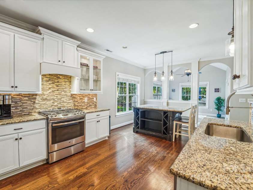 1237 Saint Johns Avenue, Matthews, NC 28104.  MLS# CAR4273618, YatesRealty ID 26593. Gas range, stainless steel appliances