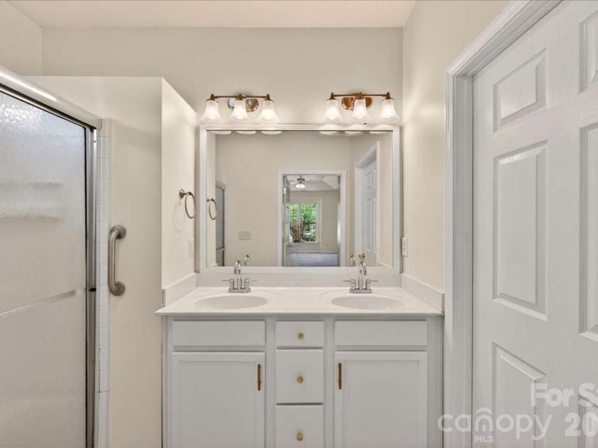 6804 Cinnamon Circle, Mint Hill, NC 28227.  MLS# CAR4382458, YatesRealty ID 26593. 