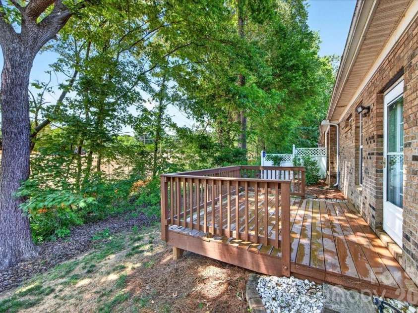 6804 Cinnamon Circle, Mint Hill, NC 28227.  MLS# CAR4382458, YatesRealty ID 26593. 