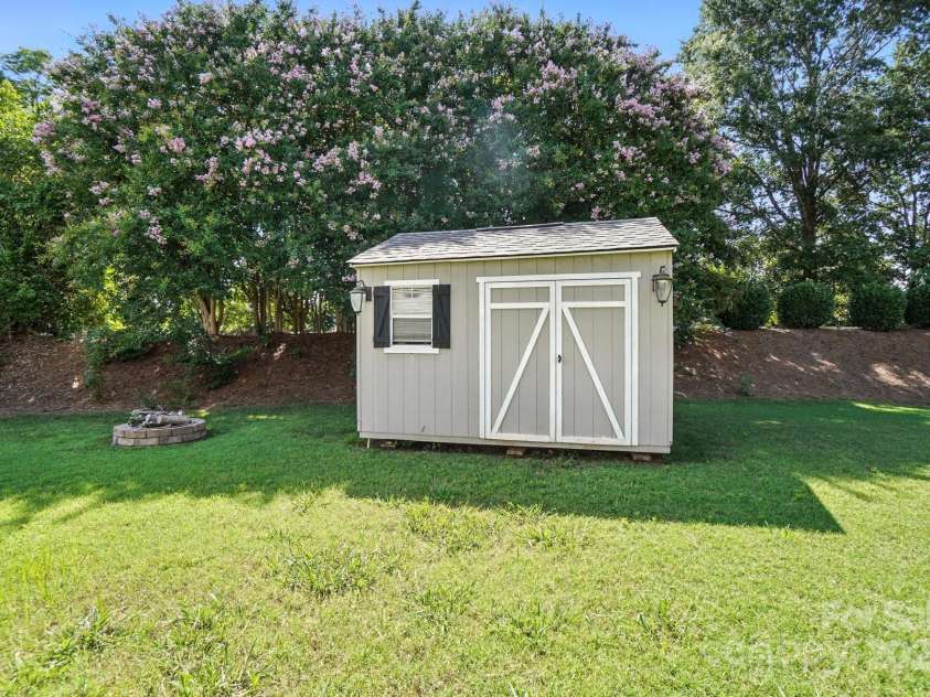 2335 Big Pine Drive, Matthews, NC 28105.  MLS# CAR4282769, YatesRealty ID 26595. 