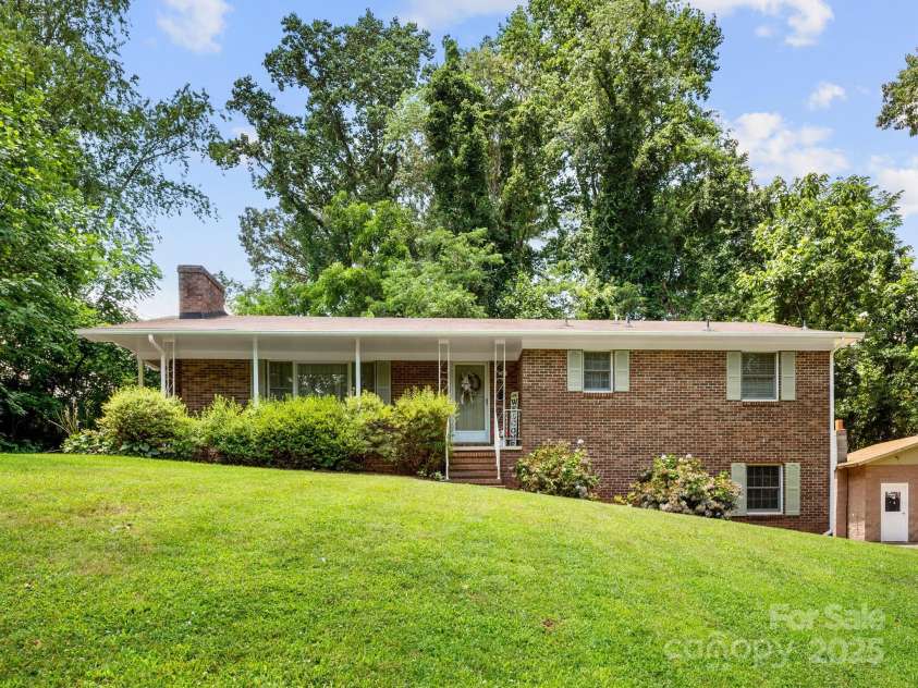 9 Baker Drive, Asheville, NC 28806.  MLS# CAR4280209, YatesRealty ID 26596. 
