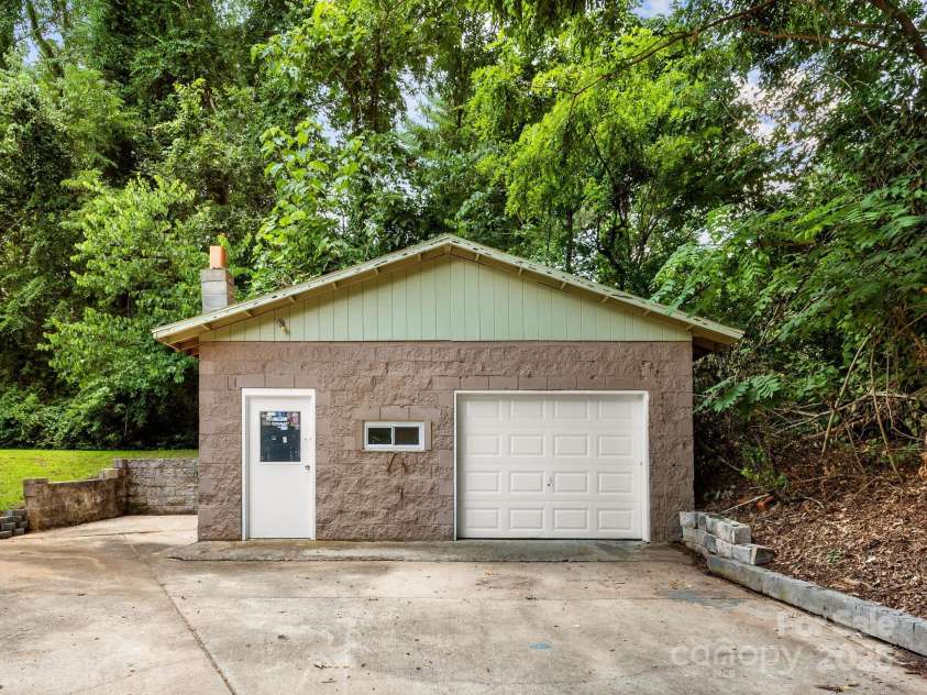 9 Baker Drive, Asheville, NC 28806.  MLS# CAR4280209, YatesRealty ID 26596. 
