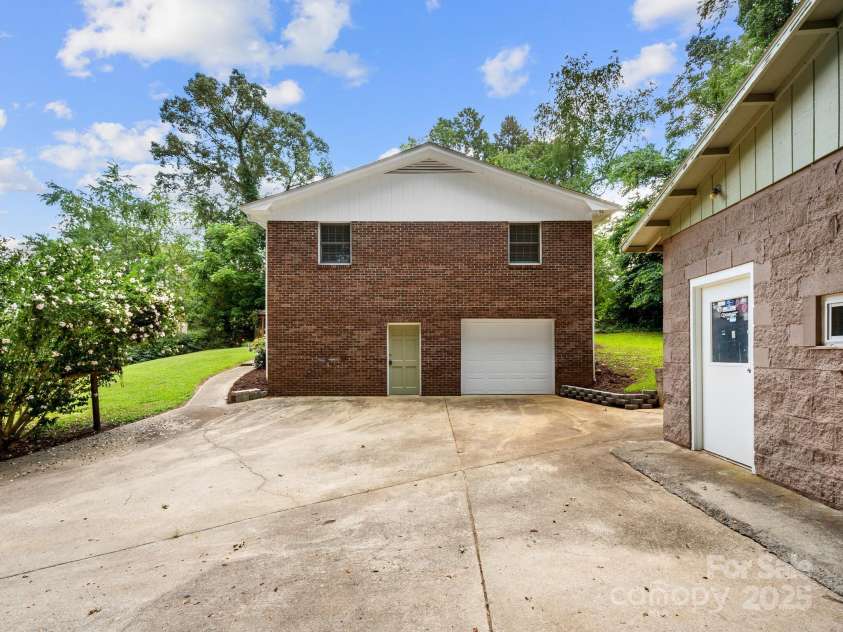 9 Baker Drive, Asheville, NC 28806.  MLS# CAR4280209, YatesRealty ID 26596. 