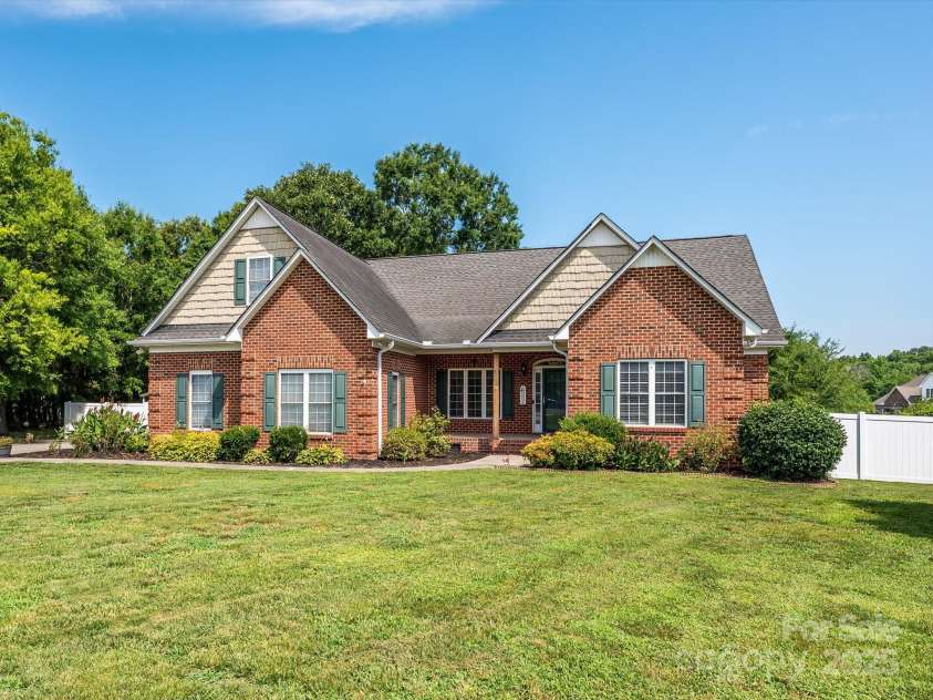 850 Meadow Drive, Oakboro, NC 28129.  MLS# CAR4274607, YatesRealty ID 26598. 