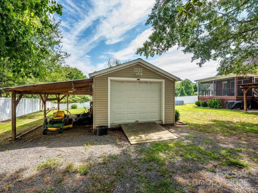 850 Meadow Drive, Oakboro, NC 28129.  MLS# CAR4274607, YatesRealty ID 26598. 