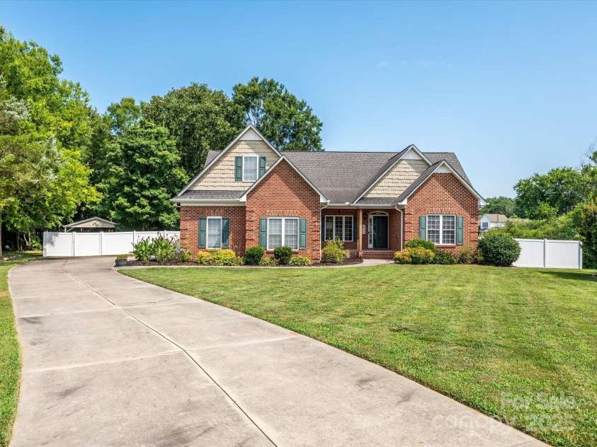 850 Meadow Drive, Oakboro, NC 28129.  MLS# CAR4274607, YatesRealty ID 26598. 