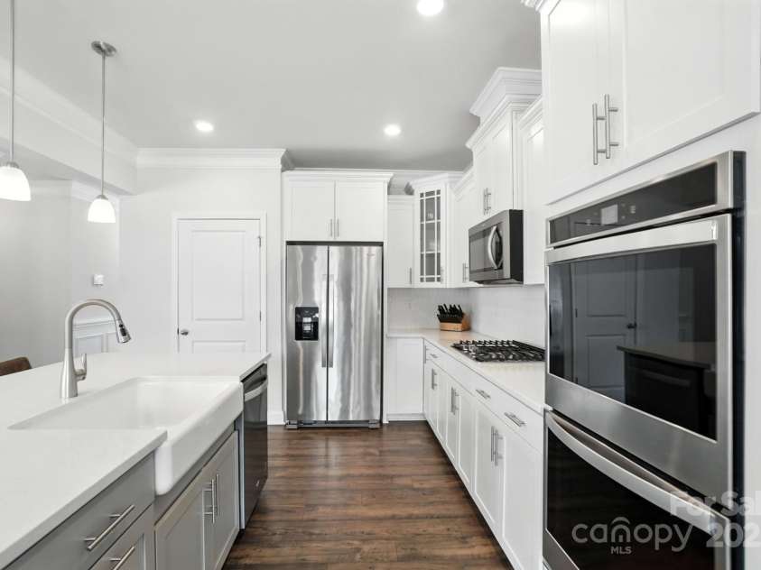 2421 Napa Terrace, Clover, SC 29710.  MLS# CAR4279564, YatesRealty ID 26599. Farmhouse Style Sink. Deep Walk-in Pantry