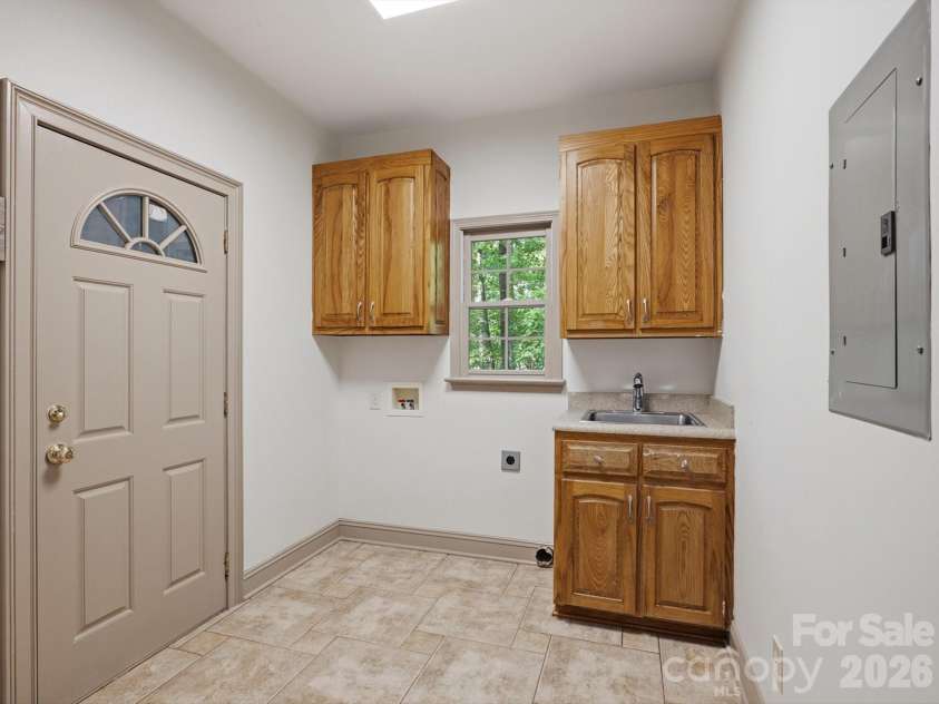 6717 Mccain Boulevard, Waxhaw, NC 28173.  MLS# CAR4372669, YatesRealty ID 26599. Laundry Room