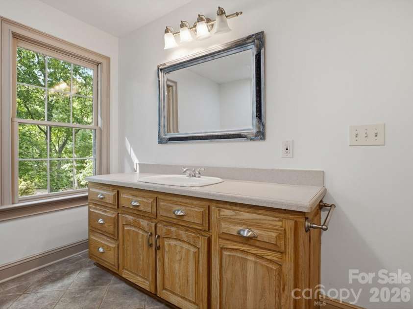 6717 Mccain Boulevard, Waxhaw, NC 28173.  MLS# CAR4372669, YatesRealty ID 26599. Upstairs bathroom