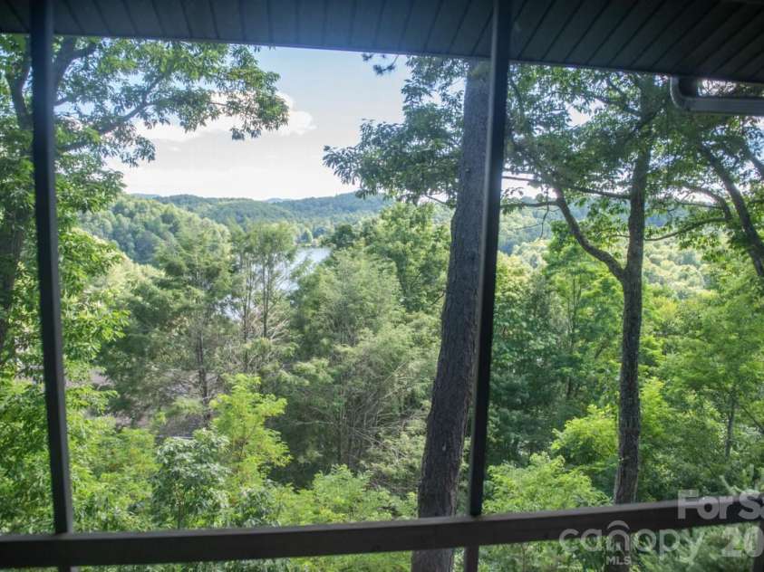 283 Tinequa Drive, Brevard, NC 28712.  MLS# CAR4369072, YatesRealty ID 26605. 