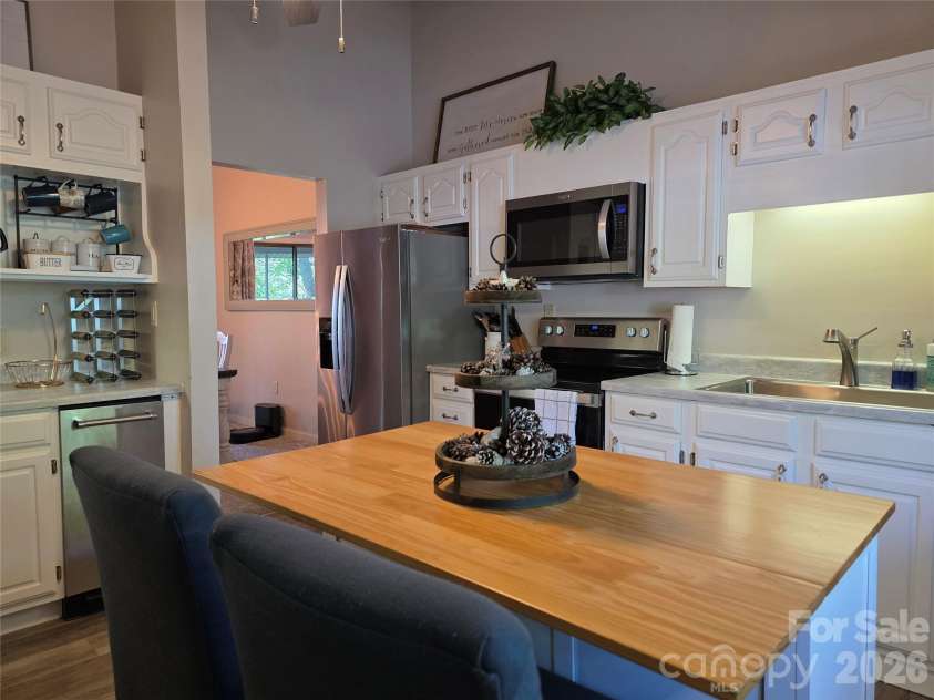 283 Tinequa Drive, Brevard, NC 28712.  MLS# CAR4369072, YatesRealty ID 26605. 