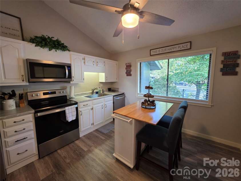 283 Tinequa Drive, Brevard, NC 28712.  MLS# CAR4369072, YatesRealty ID 26605. 