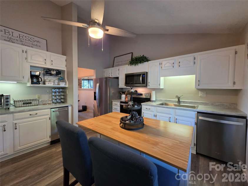283 Tinequa Drive, Brevard, NC 28712.  MLS# CAR4369072, YatesRealty ID 26605. 