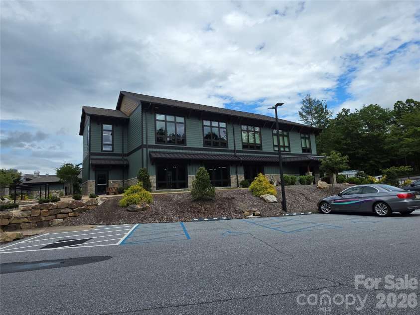 283 Tinequa Drive, Brevard, NC 28712.  MLS# CAR4369072, YatesRealty ID 26605. 