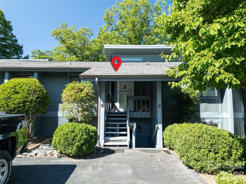 283 Tinequa Drive, Brevard, NC 28712.  MLS# CAR4369072, YatesRealty ID 26605. 
