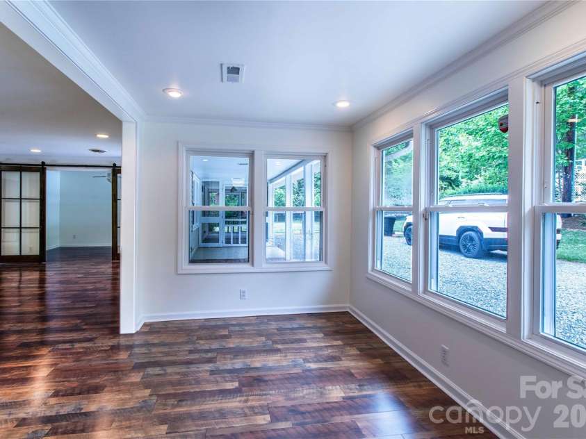 15 Bowman Ridge Road, Hendersonville, NC 28739.  MLS# CAR4369770, YatesRealty ID 26608. Dinette