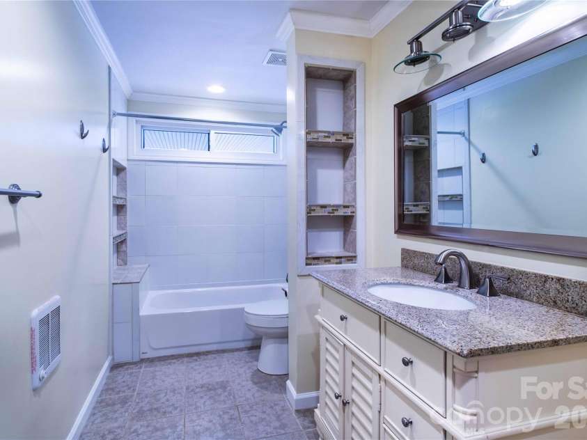15 Bowman Ridge Road, Hendersonville, NC 28739.  MLS# CAR4369770, YatesRealty ID 26608. Guest Bath