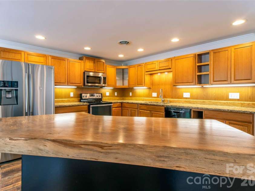15 Bowman Ridge Road, Hendersonville, NC 28739.  MLS# CAR4369770, YatesRealty ID 26608. Kitchen