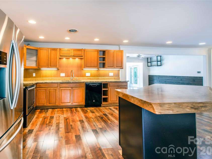 15 Bowman Ridge Road, Hendersonville, NC 28739.  MLS# CAR4369770, YatesRealty ID 26608. Kitchen