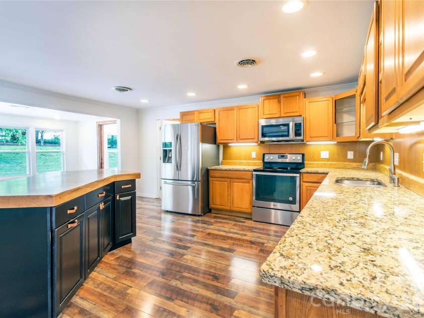 15 Bowman Ridge Road, Hendersonville, NC 28739.  MLS# CAR4369770, YatesRealty ID 26608. Kitchen