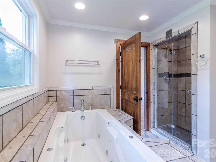 15 Bowman Ridge Road, Hendersonville, NC 28739.  MLS# CAR4369770, YatesRealty ID 26608. Primary Bath