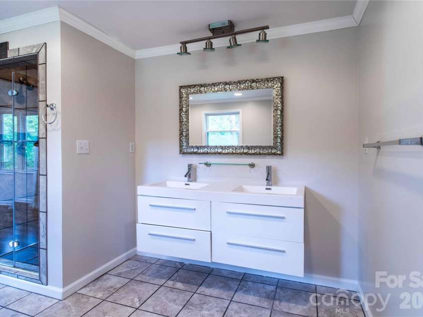15 Bowman Ridge Road, Hendersonville, NC 28739.  MLS# CAR4369770, YatesRealty ID 26608. Primary Bath
