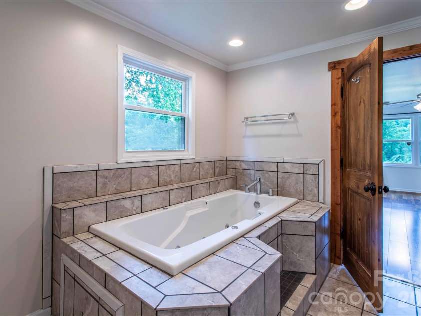 15 Bowman Ridge Road, Hendersonville, NC 28739.  MLS# CAR4369770, YatesRealty ID 26608. Primary Bath