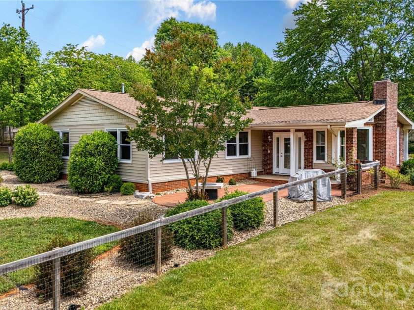 15 Bowman Ridge Road, Hendersonville, NC 28739.  MLS# CAR4369770, YatesRealty ID 26608. Side Yard