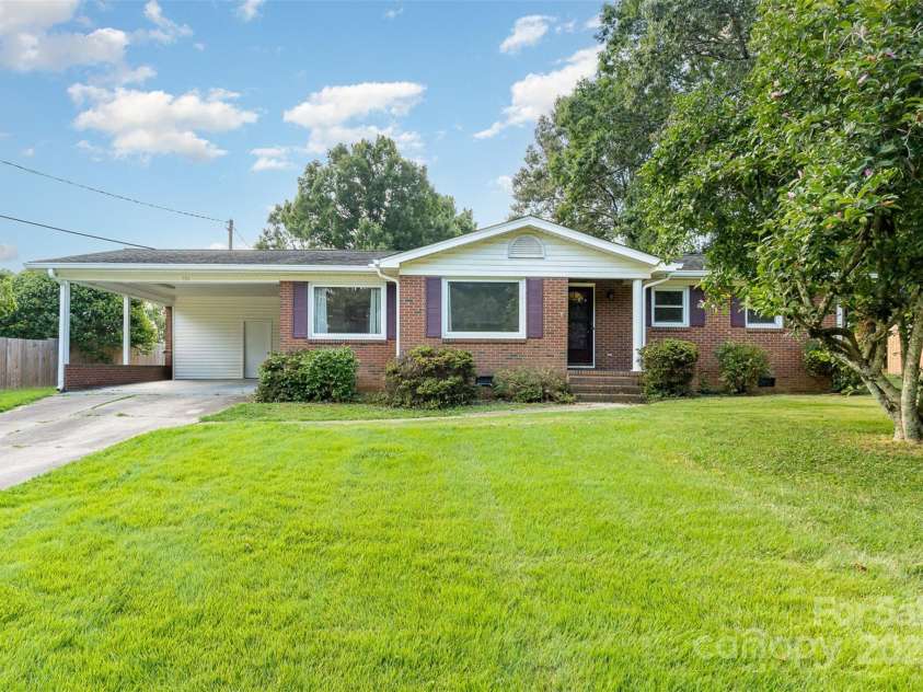 210 Brook Street, Kannapolis, NC 28083.  MLS# CAR4282893, YatesRealty ID 26610. 