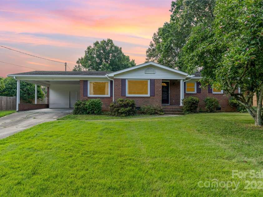 210 Brook Street, Kannapolis, NC 28083.  MLS# CAR4282893, YatesRealty ID 26610. 