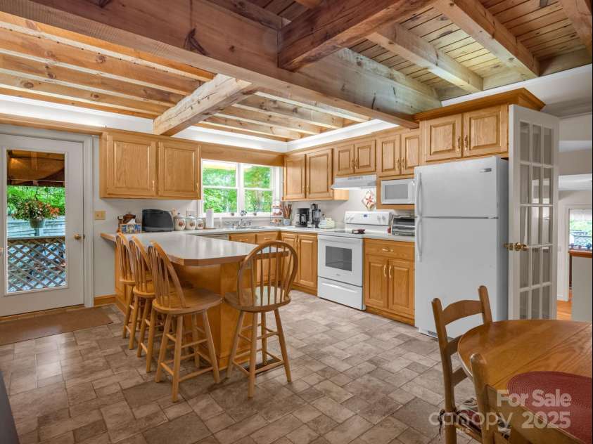 150 Marcellina Drive, Fairview, NC 28730.  MLS# CAR4279667, YatesRealty ID 26611. Eat-in kitchen