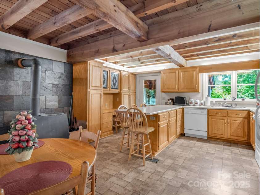 150 Marcellina Drive, Fairview, NC 28730.  MLS# CAR4279667, YatesRealty ID 26611. Eat-in kitchen