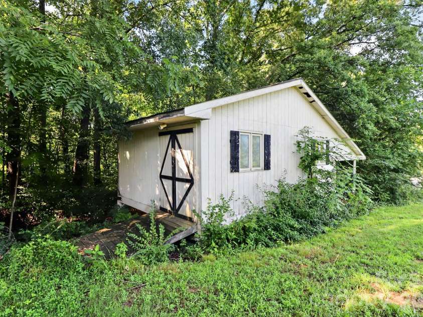 2004 Fountain Lane, Stanley, NC 28164.  MLS# CAR4385342, YatesRealty ID 26613. 