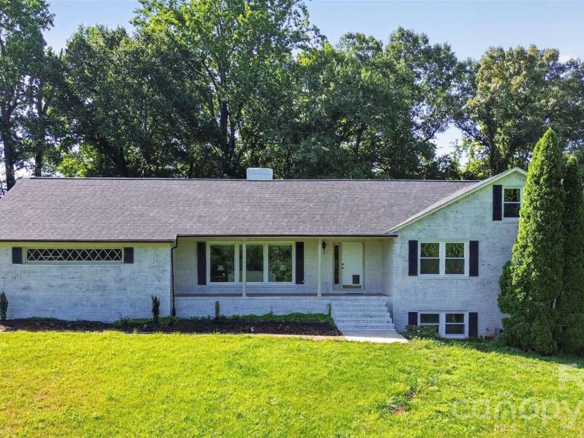 2004 Fountain Lane, Stanley, NC 28164.  MLS# CAR4385342, YatesRealty ID 26613. Welcome Home!