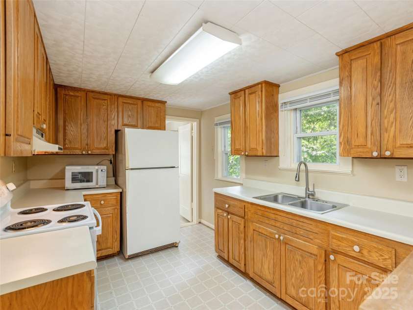 80 Pershing Road, Asheville, NC 28805.  MLS# CAR4282969, YatesRealty ID 26616. 