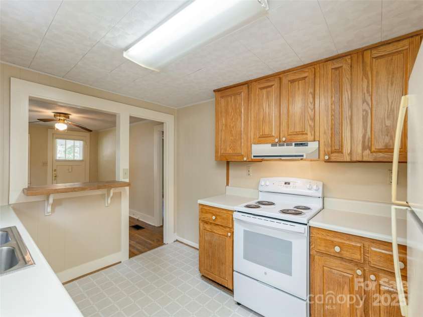 80 Pershing Road, Asheville, NC 28805.  MLS# CAR4282969, YatesRealty ID 26616. 