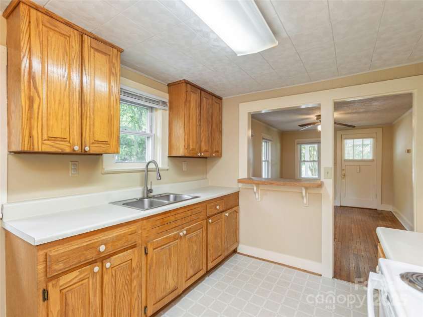 80 Pershing Road, Asheville, NC 28805.  MLS# CAR4282969, YatesRealty ID 26616. 