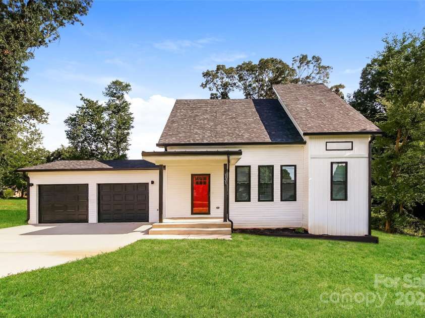 131 Clearview Road, Statesville, NC 28625.  MLS# CAR4281808, YatesRealty ID 26618. 