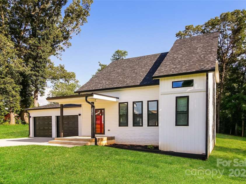 131 Clearview Road, Statesville, NC 28625.  MLS# CAR4281808, YatesRealty ID 26618. 