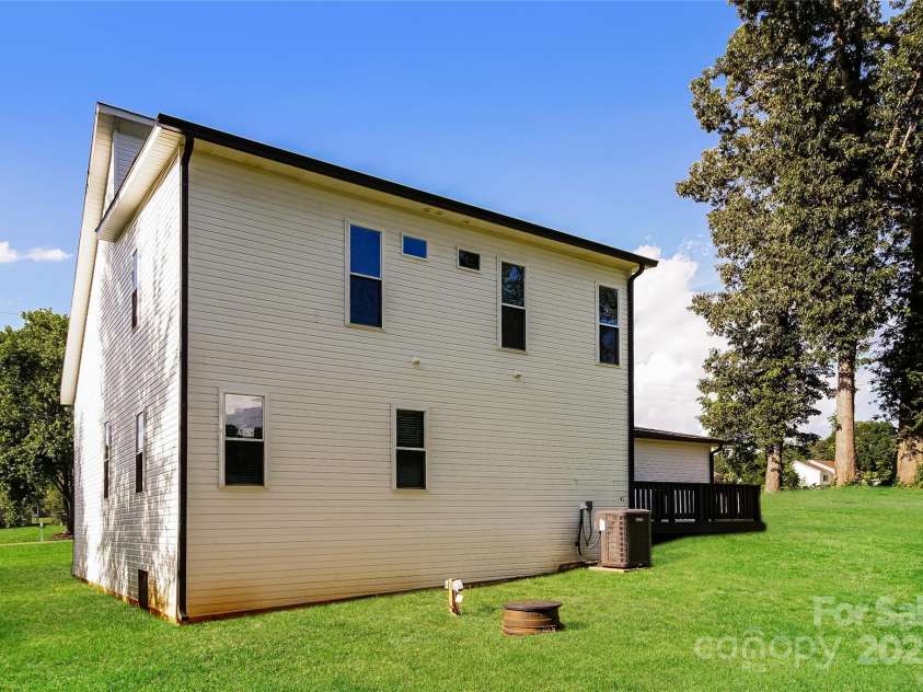 131 Clearview Road, Statesville, NC 28625.  MLS# CAR4281808, YatesRealty ID 26618. 