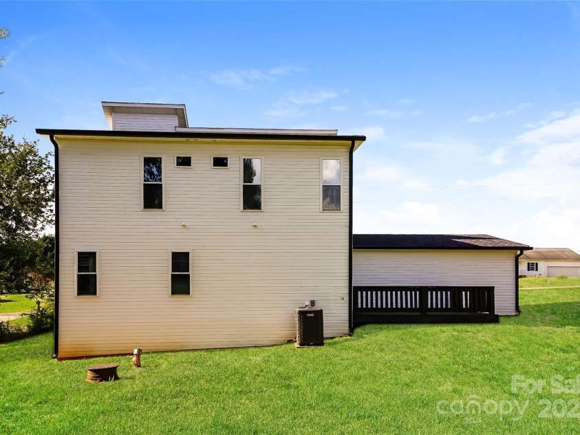 131 Clearview Road, Statesville, NC 28625.  MLS# CAR4281808, YatesRealty ID 26618. 