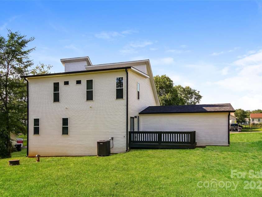 131 Clearview Road, Statesville, NC 28625.  MLS# CAR4281808, YatesRealty ID 26618. 