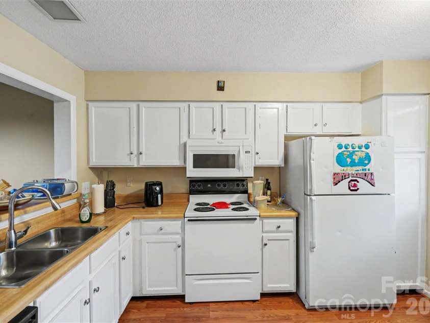 2921 Heathstead Place, Charlotte, NC 28210.  MLS# CAR4392812, YatesRealty ID 26619. 