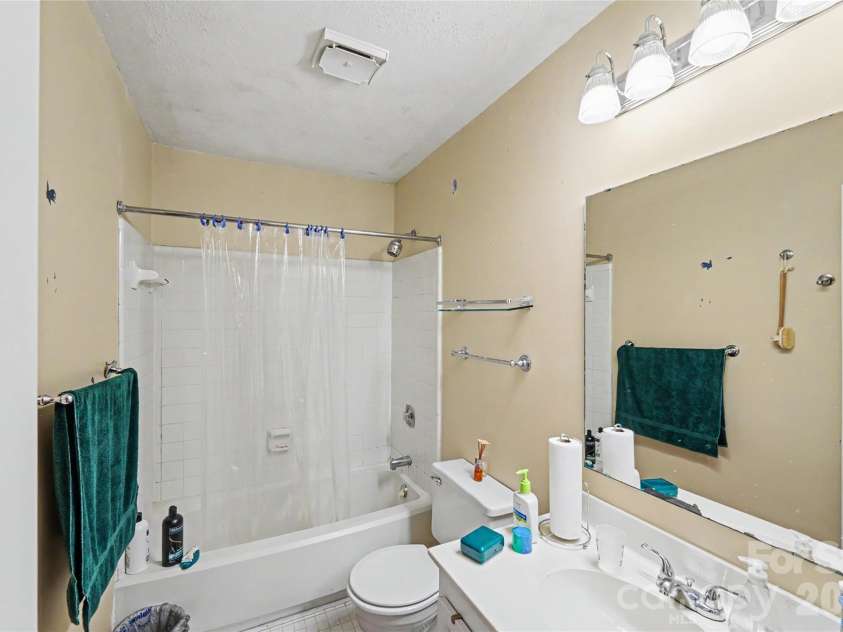 2921 Heathstead Place, Charlotte, NC 28210.  MLS# CAR4392812, YatesRealty ID 26619. 
