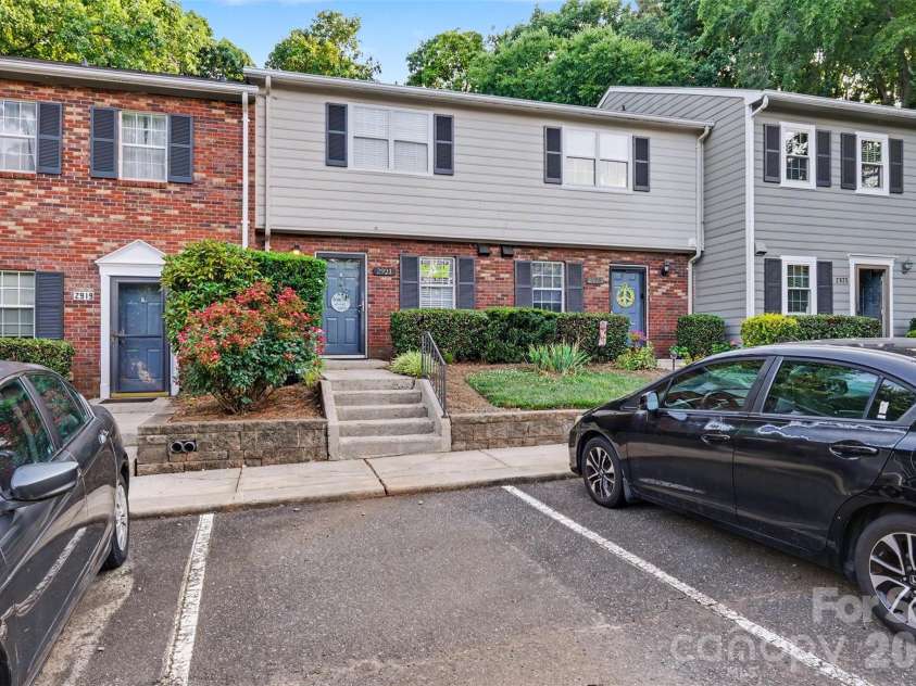 2921 Heathstead Place, Charlotte, NC 28210.  MLS# CAR4392812, YatesRealty ID 26619. 