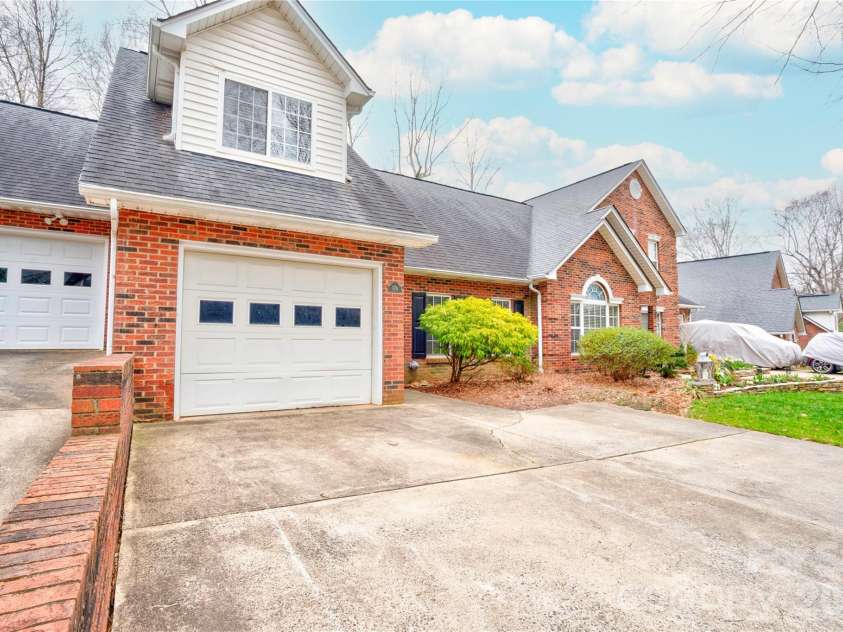 174 Columns Circle, Shelby, NC 28150.  MLS# CAR4353329, YatesRealty ID 26620. 