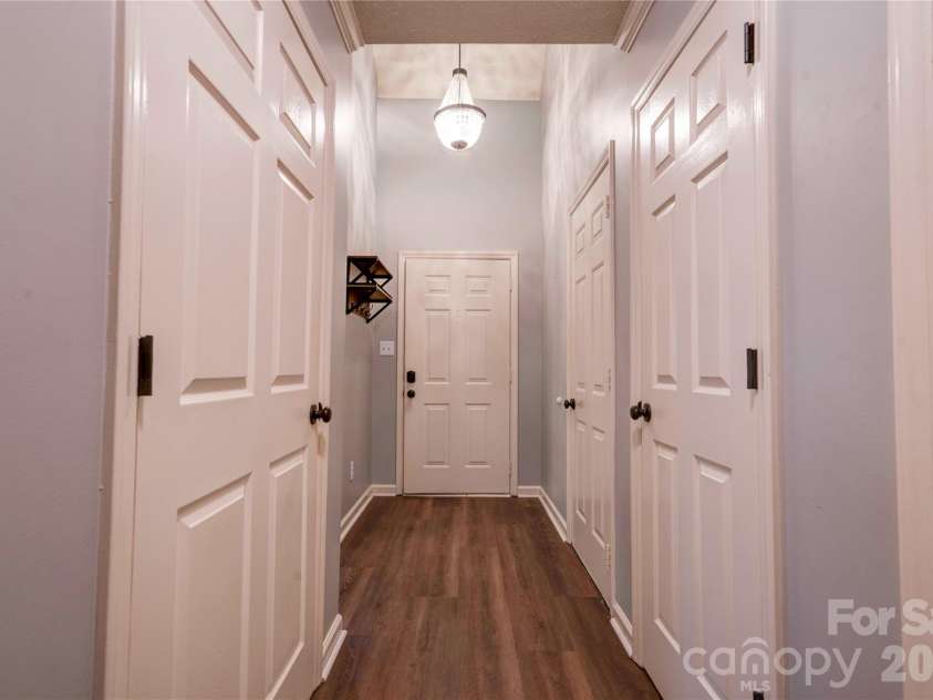 174 Columns Circle, Shelby, NC 28150.  MLS# CAR4353329, YatesRealty ID 26620. Entry way