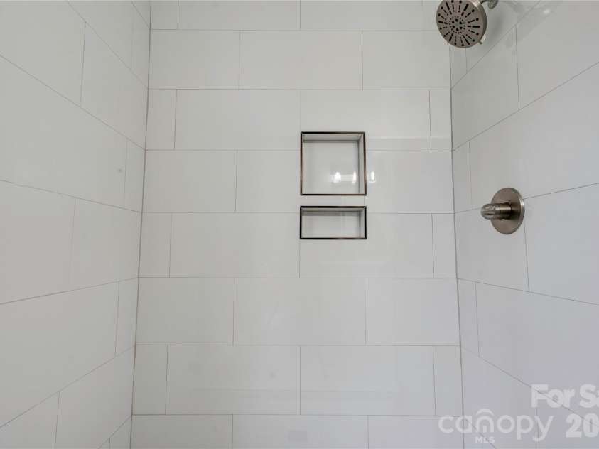 174 Columns Circle, Shelby, NC 28150.  MLS# CAR4353329, YatesRealty ID 26620. Upstairs Bathroom