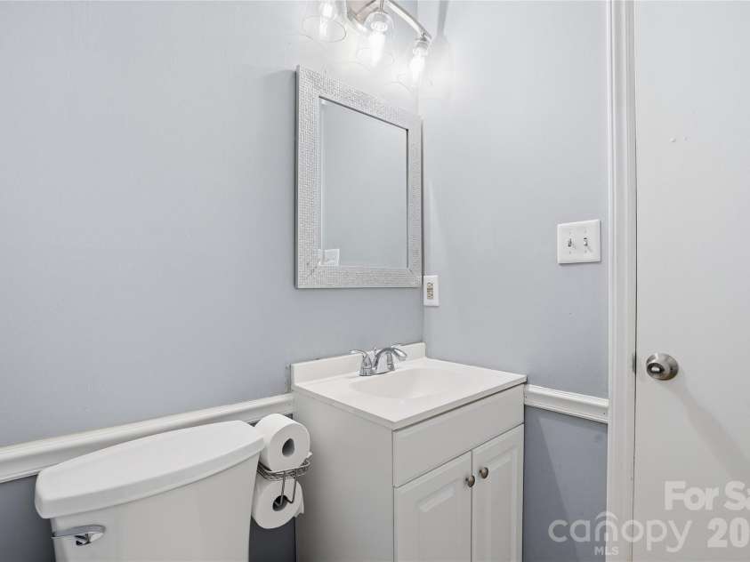 6804 Delta Lake Drive, Charlotte, NC 28215.  MLS# CAR4383596, YatesRealty ID 26621. 1/2 bath