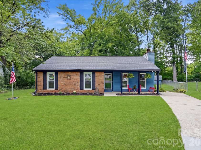6804 Delta Lake Drive, Charlotte, NC 28215.  MLS# CAR4383596, YatesRealty ID 26621. 